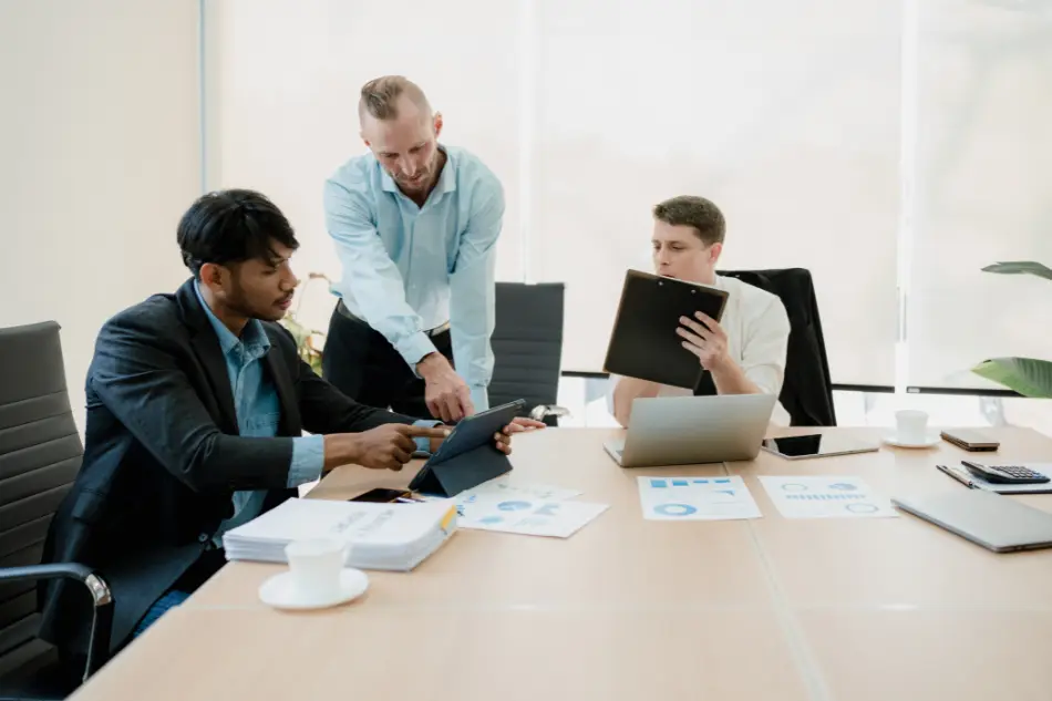 फाइनेंशियल सलाहकार से सलाह लें